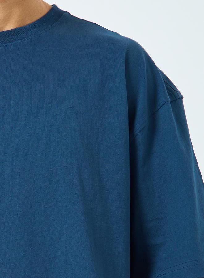 ستايلي تيشيرت قطن صافي بقصة مربعة وتفاصيل أبليكيه خلفية للرجال - Image 3